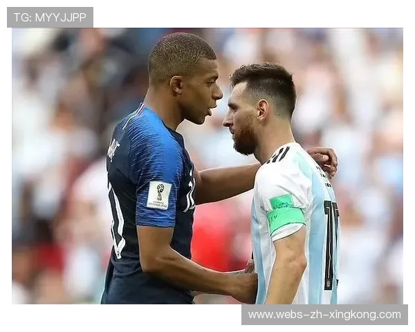 姆巴佩机场偶遇粉丝合影，举止谦逊圈粉无数