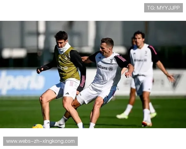 尤文后卫夜训：盯人战术与区域联防被交替练习