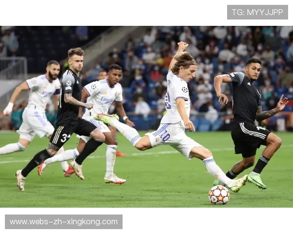 维尼修斯转身拉球突破后兜射，皇马进攻精彩绝伦